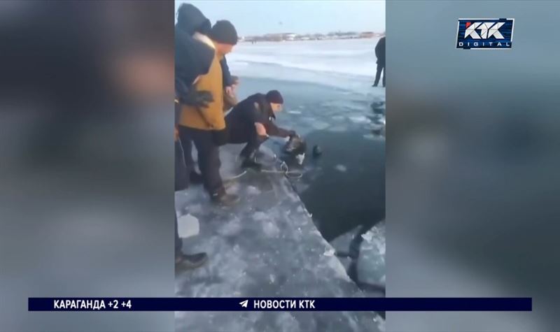 Автомобиль провалился под лед на озере близ Актобе, один человек утонул