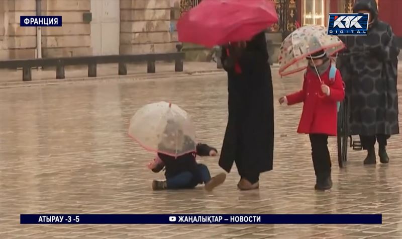 Ледяные дожди и снегопады парализовали движение в Европе