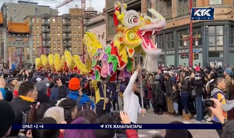 Жаңа жыл: Алматыда Қытай консулдығы әуежайда сыйлық таратып құттықтады