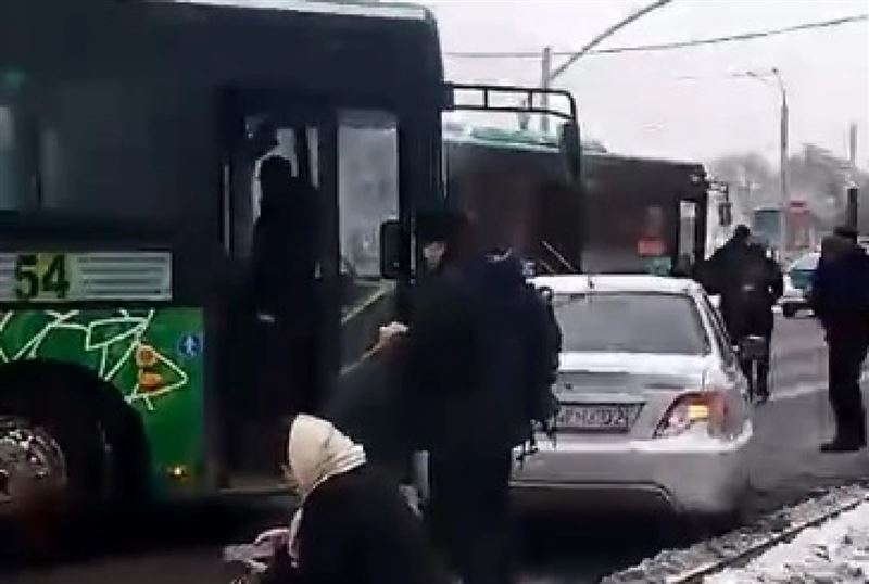 Три автобуса и автомобиль столкнулись в Алматы, есть пострадавшие
