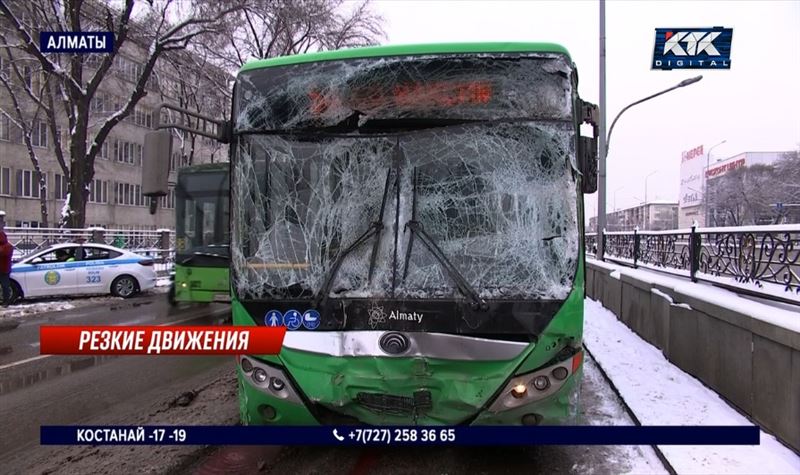 В ДТП с тремя автобусами в Алматы пострадали 17 человек