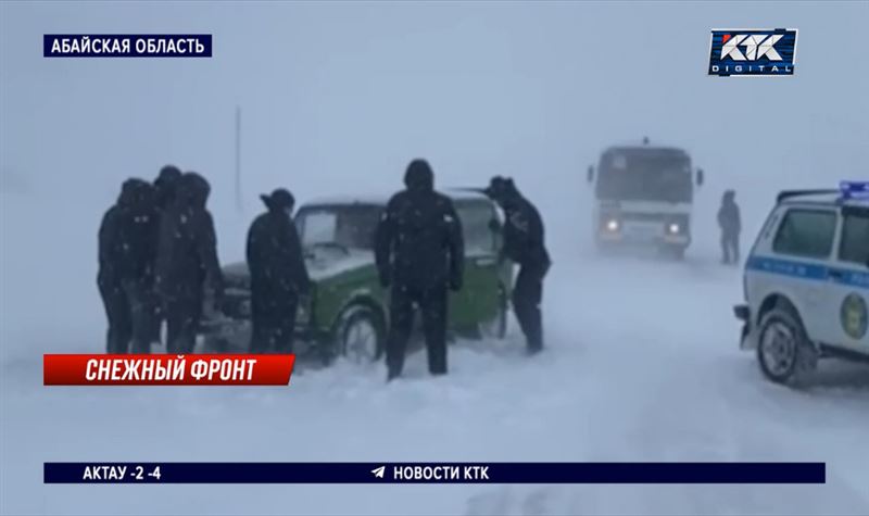 Везти пациента на санках были вынуждены сотрудники скорой в СКО