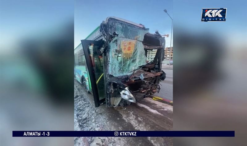 Автобус и две машины столкнулись в столице, погибла женщина-пешеход