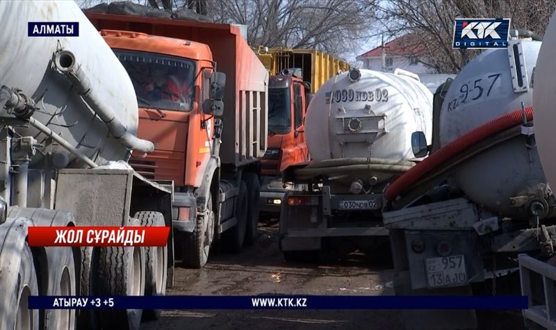 Алматыда кәріз суына апаратын жол сапасы жүргізушілерді шығынға батырған