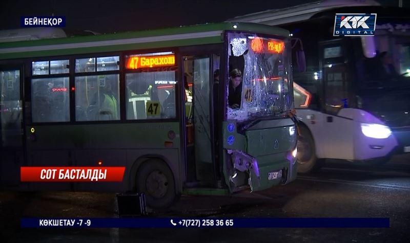 Автобус жүргізушісіне қол жұмсап, жол апатына әкелген жігіт сотта жауап беруде