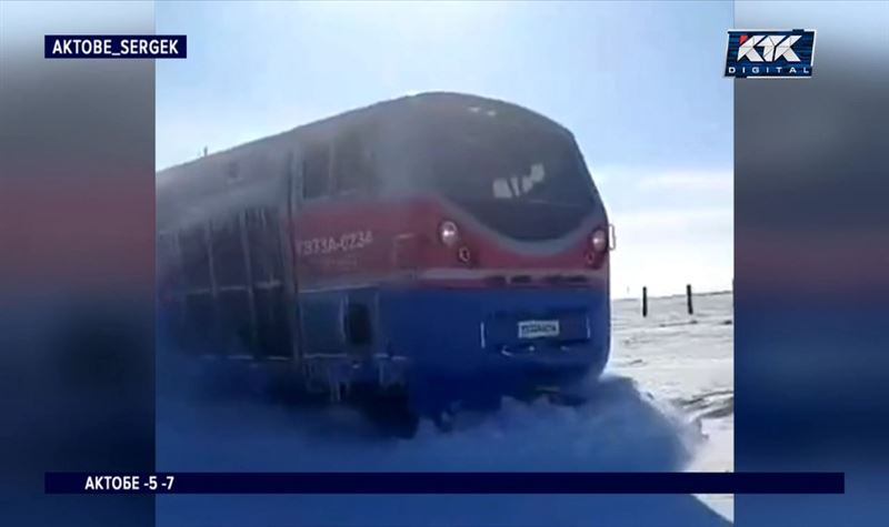 Поезд застрял в снегу в Актюбинской области