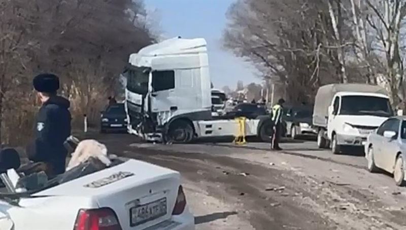 Четверо погибли в результате столкновения легковушки с фурой в Алматинской области