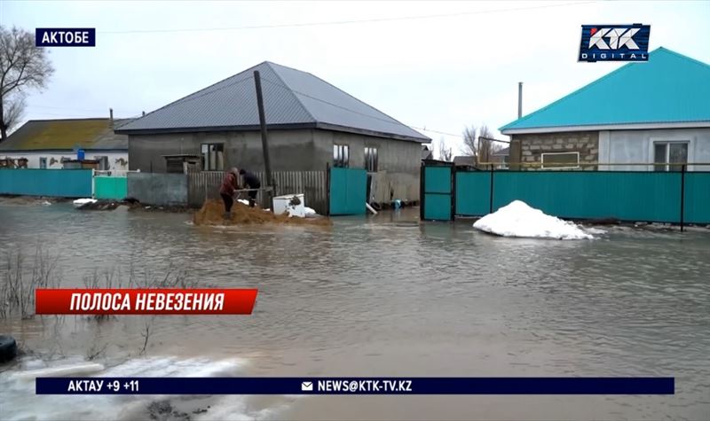 В некоторых домах Актобе вода доходит до пояса