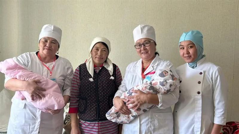 Жительница отрезанного водой села в Актюбинской области родила двойню