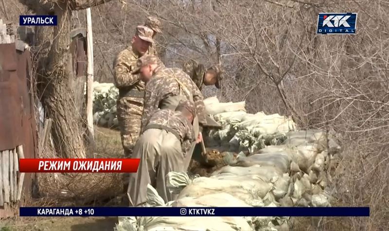 В Уральске экстренно укрепляют дамбу