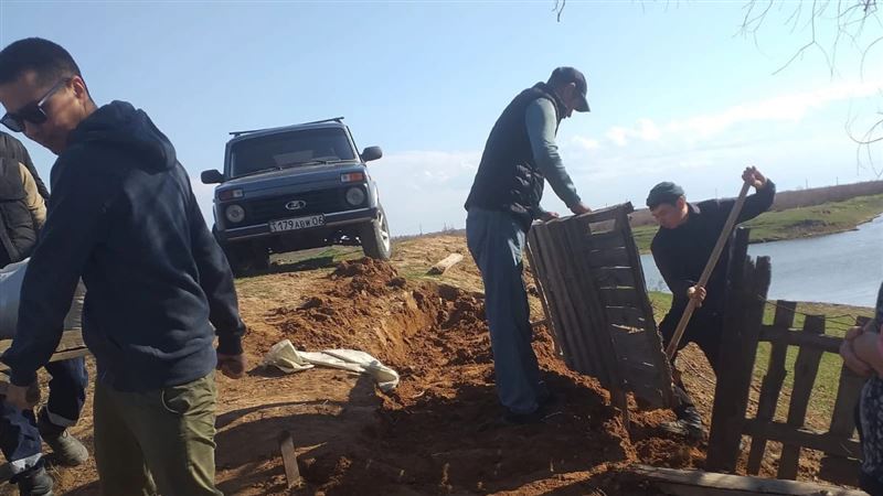 Человеческие останки нашли в Атырауской области в ходе борьбы с паводками 