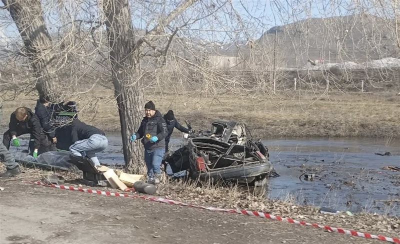 ШҚО-да тасжолда келе жатқан көлік тоғанға құлап кетіп, бір адам мерт болды