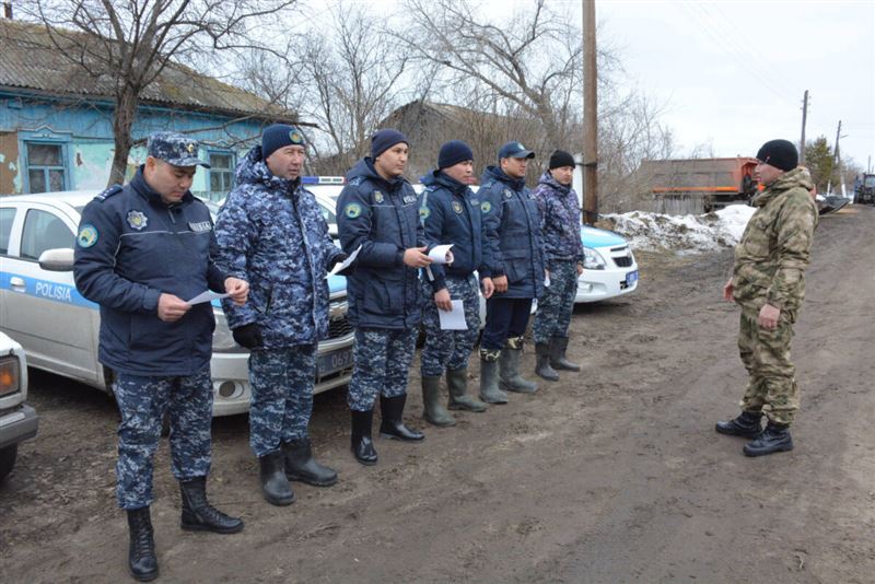 Полицейские помогают людям эвакуироваться из зоны паводка в СКО