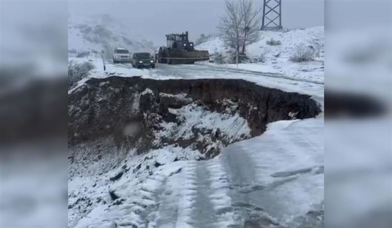 Дорога обвалилась на трассе в ВКО