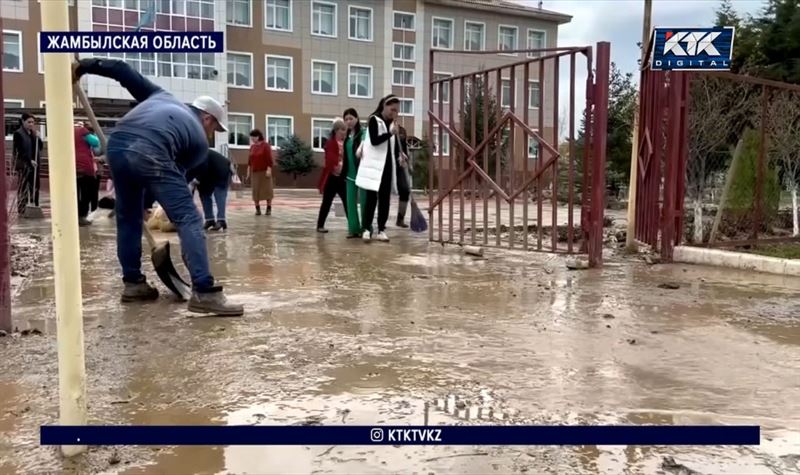 Из-за дождя подтопило дворы и школу в Жасоркене