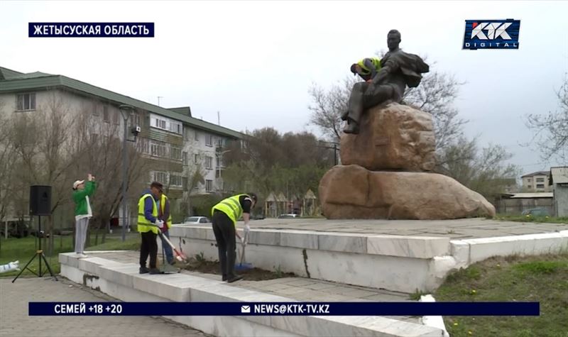 В Талдыкоргане уборка в сквере сопровождалась стихами Жансугурова