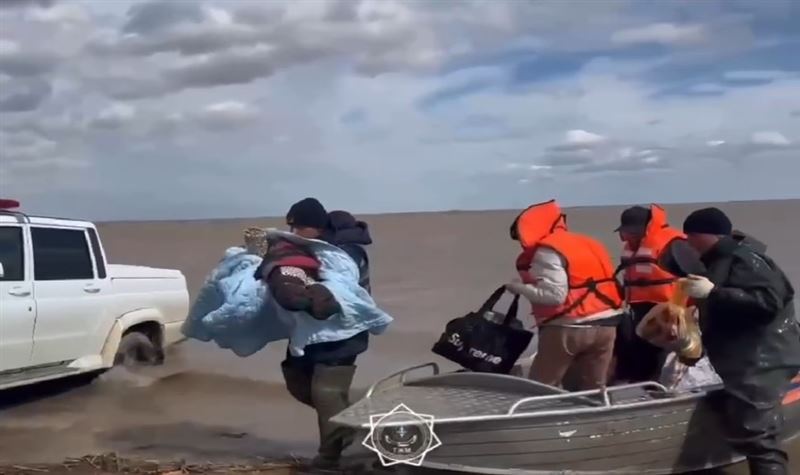 Ребенка эвакуировали на лодке в больницу из отрезанного паводками села