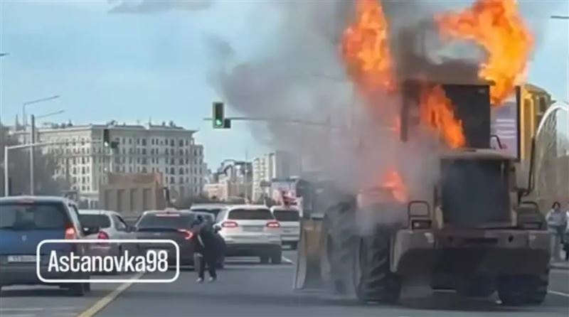 Погрузчик загорелся на центральной улице в Астане