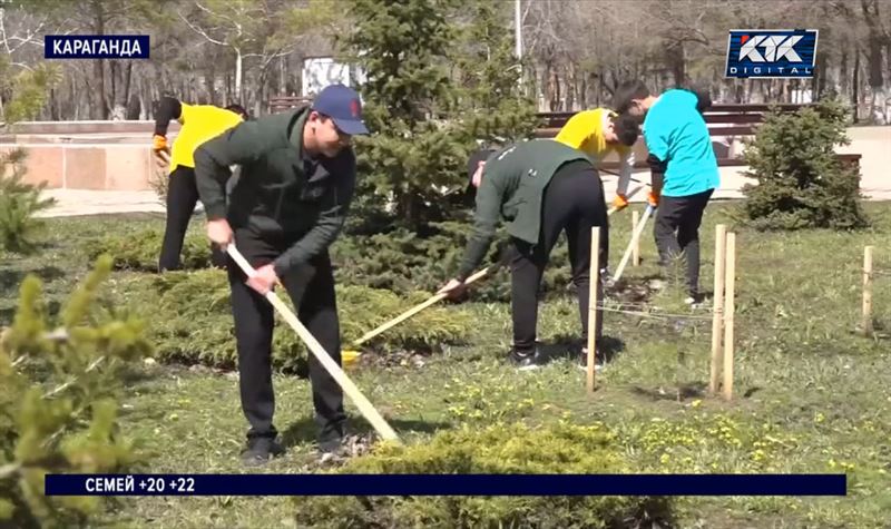 Карагандинцы провели генеральную уборку на Аллее героев Великой Отечественной войны