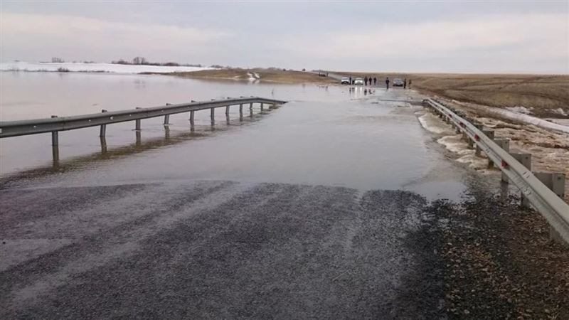 В некоторых областях Казахстана ограничили движение на трассах из-за паводков