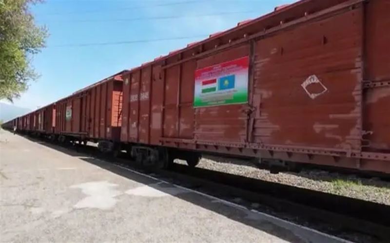 Таджикистан направил в Казахстан более 3,5 тыс. тонн гуманитарной помощи