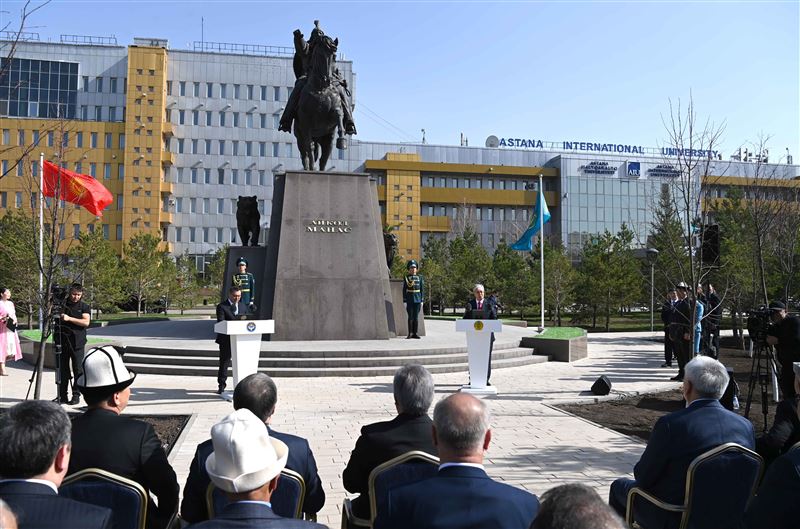 Памятник Манасу открыли в Астане