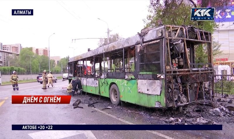 В Алматы полностью сгорел автобус: пассажиры успели спастись