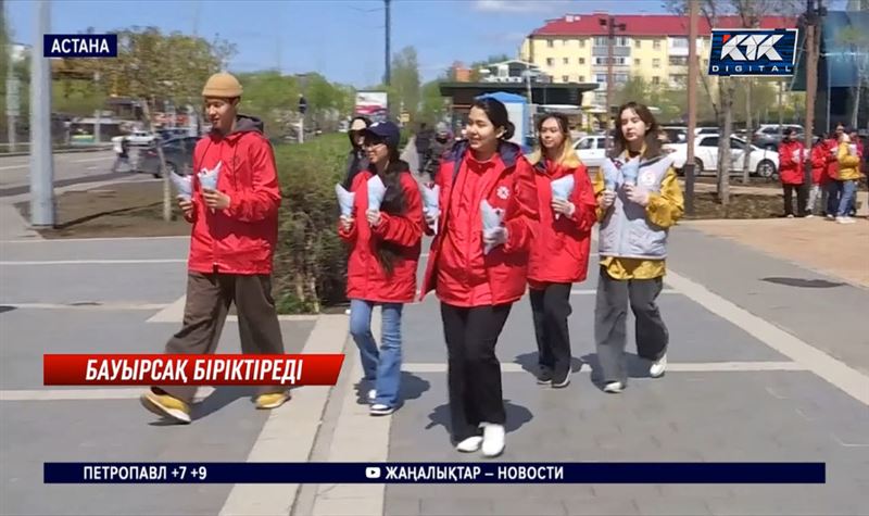 «Бауырсақ бас қостырады». Астана жастары көшеде бауырсақ таратты 