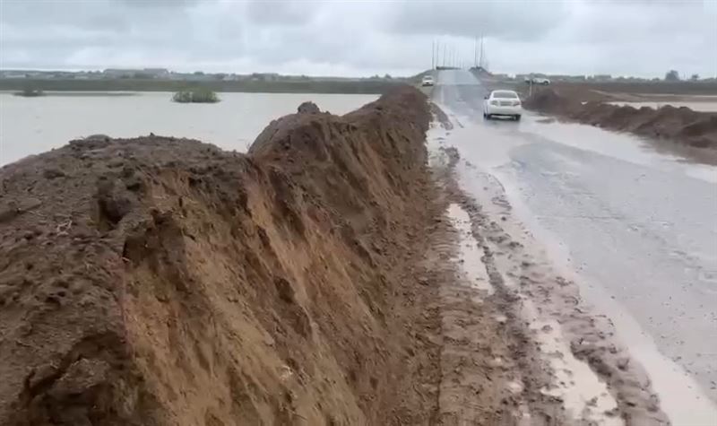 Вода вплотную подошла к трассе в Атырауской области