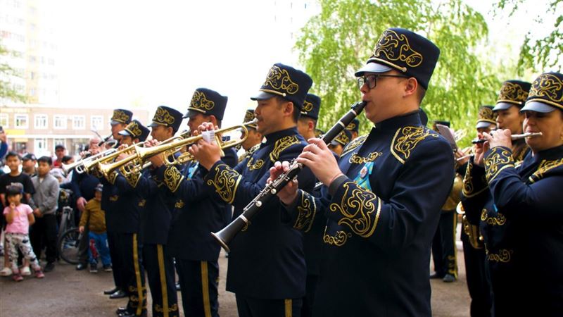 Передвижной концерт для ветеранов организовали в Астане ко Дню Победы