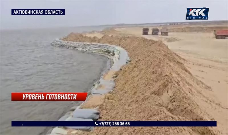 Вода никак не хочет уходить из поселка в Актюбинской области