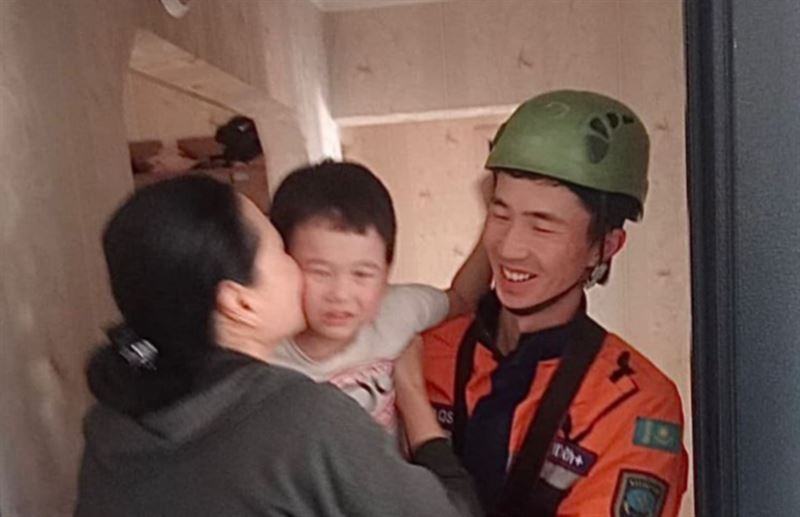 4-летнего мальчика спасли сотрудники МЧС в Талдыкоргане