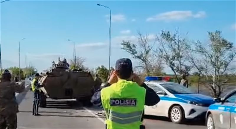 БТР и полицейская машина столкнулись в ЗКО