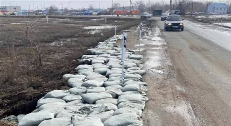 Дороги закрыли из-за паводка в Атырауской и Западно-Казахстанской областях