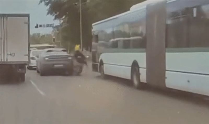 В Астане подросток на мопеде едва не угодил под автобус: видео