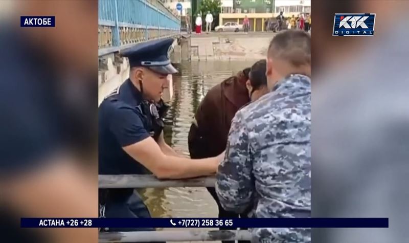 Школьница пыталась утопиться в Актобе, ее спас участковый