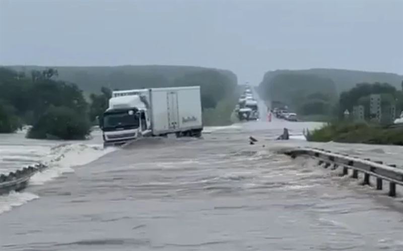 Продолжается восстановление затопленных участков трассы Атырау – Уральск