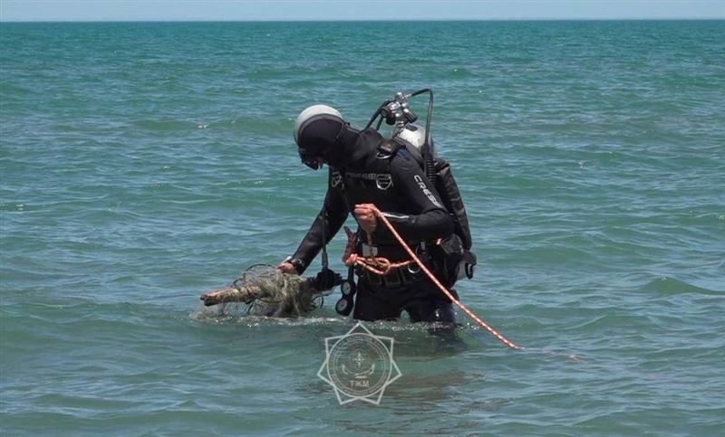 Водолазы области Жетысу очистили озеро Балхаш от 360 кг мусора