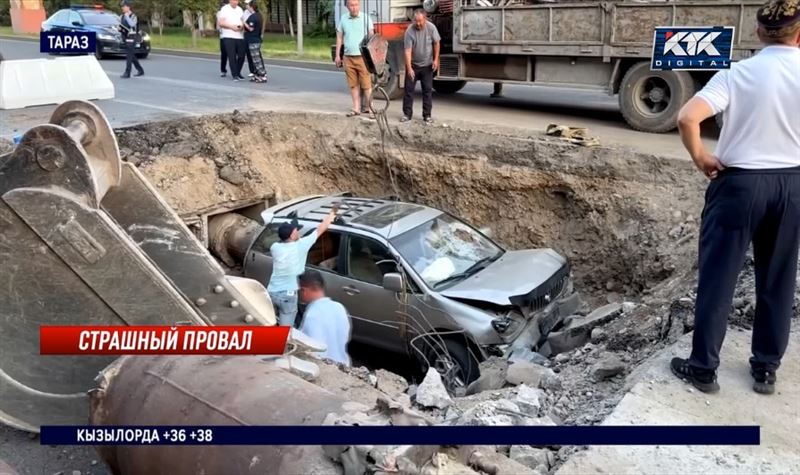 Машина с семьей рухнула в котлован в центре Тараза: дети в тяжелом состоянии