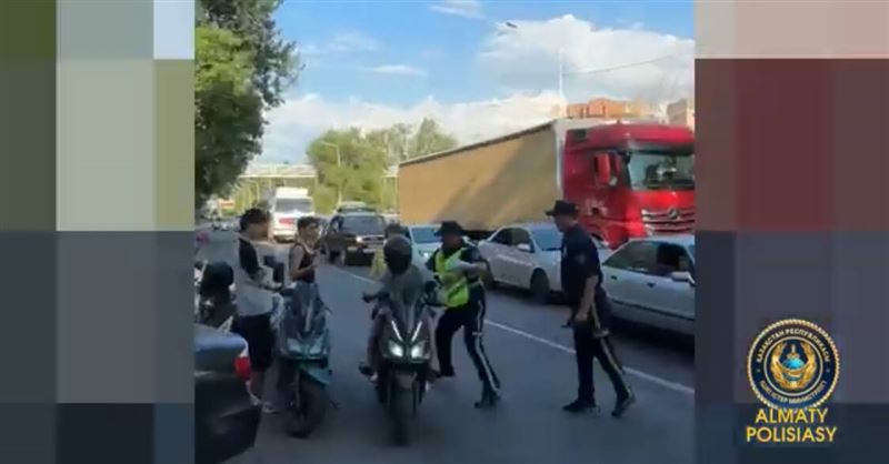 Лихачей на мопедах наказала полиция Алматы