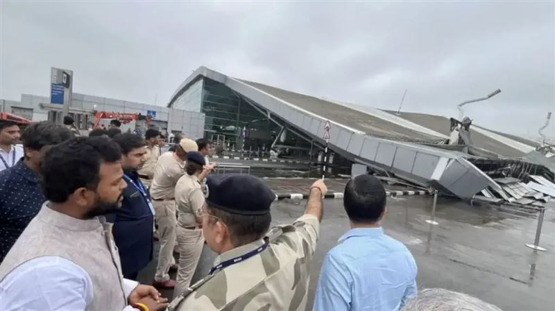 При обрушении крыши в аэропорту Дели погиб один человек, восемь получили ранения