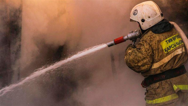 Пожар в мебельном цехе и пекарне потушили в Алматы