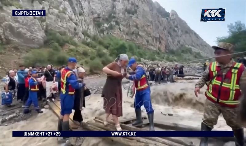 Из зоны бедствия в Кыргызстане эвакуировали 1300 человек