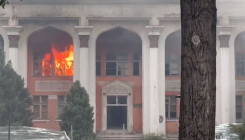 Одно из старейших зданий горело в центре Алматы