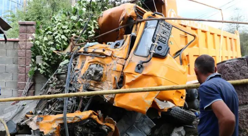 В Алматы неуправляемый грузовик вылетел с дороги, чудом не пострадали дети