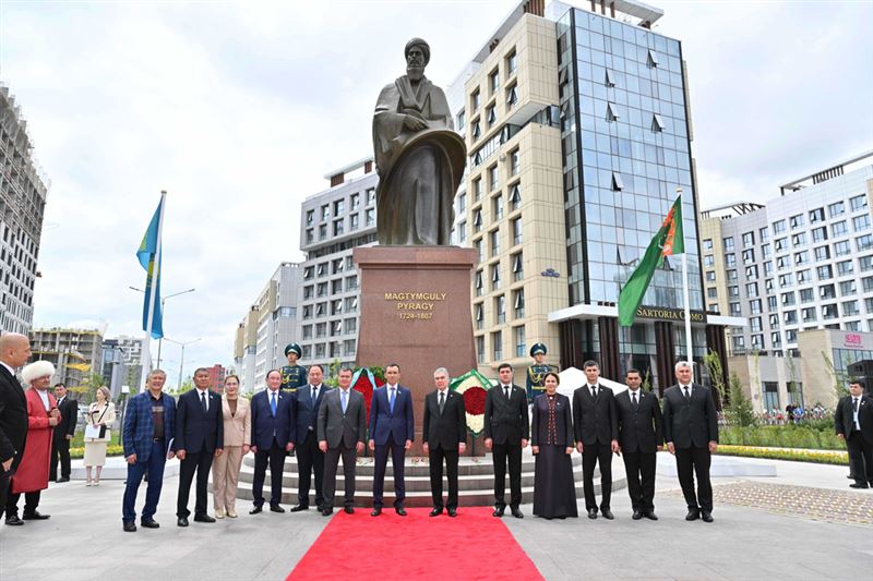 Памятник туркменскому поэту Махтумкули Фраги открыли в Астане