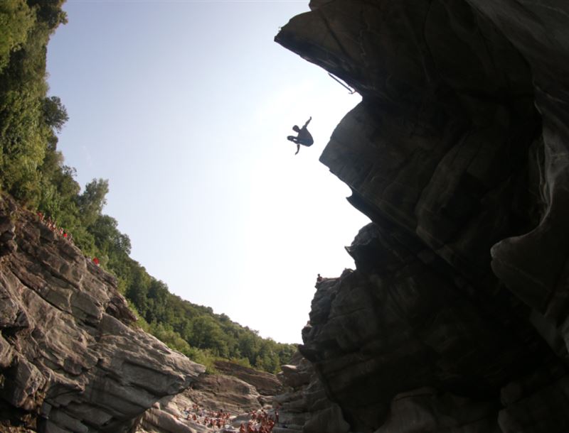 В результате прыжка со скалы скончался мужчина. Задержан владелец Fly Jump