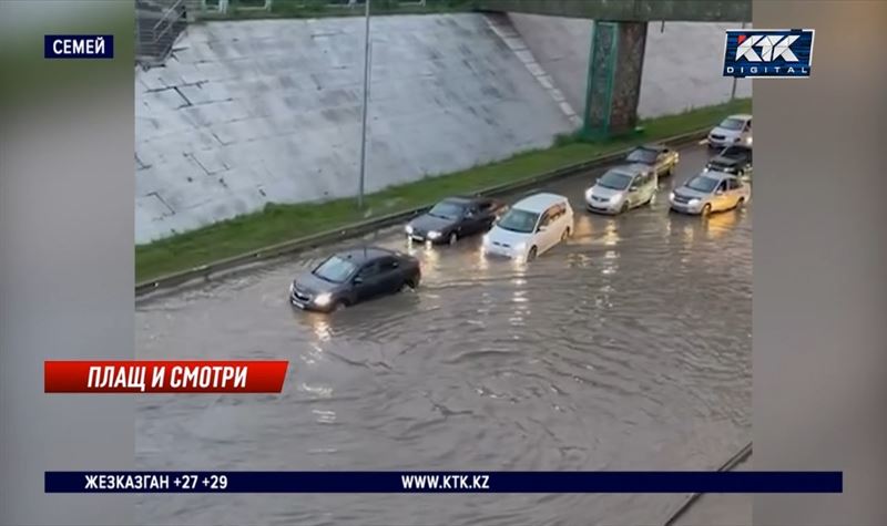 Воду откачивают в Семее после мощного ливня