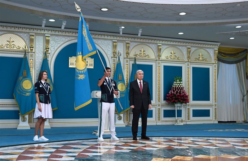 Президент Касым-Жомарт Токаев вручил флаг Казахстана участникам Олимпиады-2024