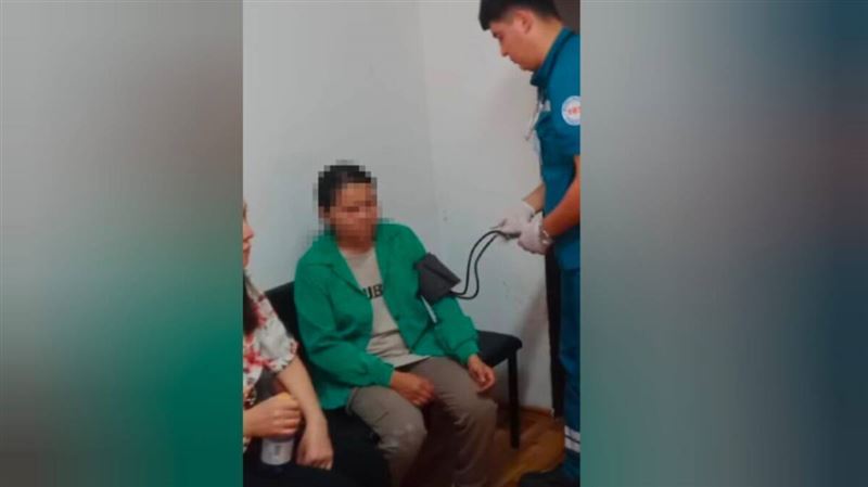 Мать троих детей, пытавшуюся спрыгнуть с 9 этажа, спасли полицейские в Павлодаре